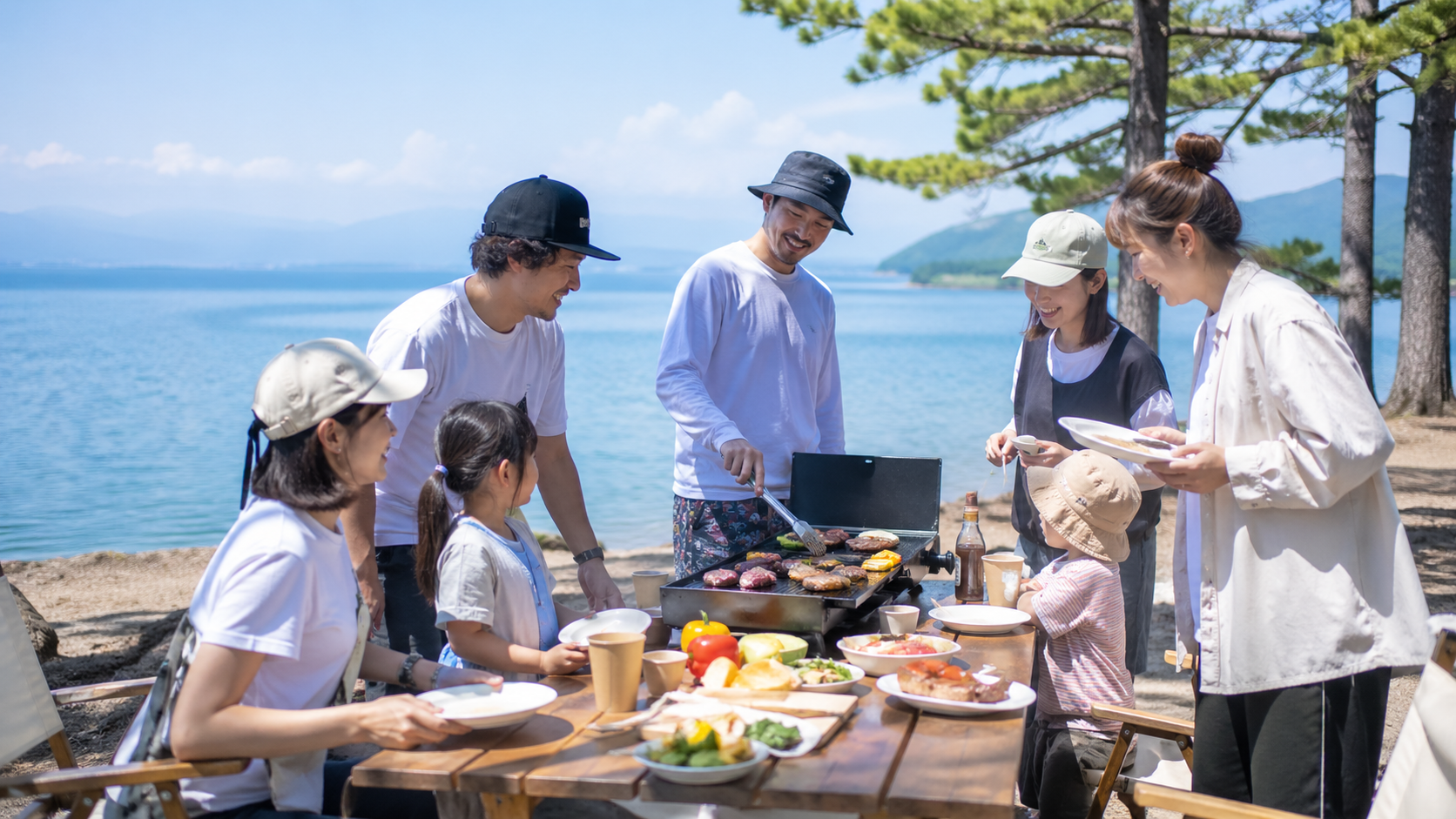 琵琶湖の湖畔で手ぶらBBQを楽しむ家族