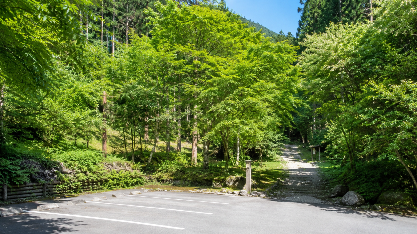 alt：山門水源の森の駐車場情報を確認するための入口案内イメージ